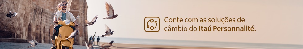 Banner mostrando um casal de clientes Personnalité felizes andando de moto com o mar ao fundo.