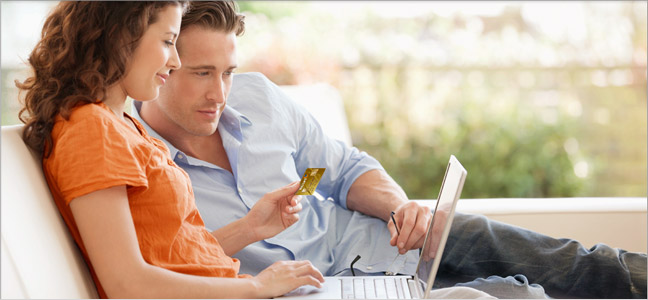 Canais atendimento Banner de canais de atendimento. Fotografia de um casal com Itaucard na mão utilizando um computador.
