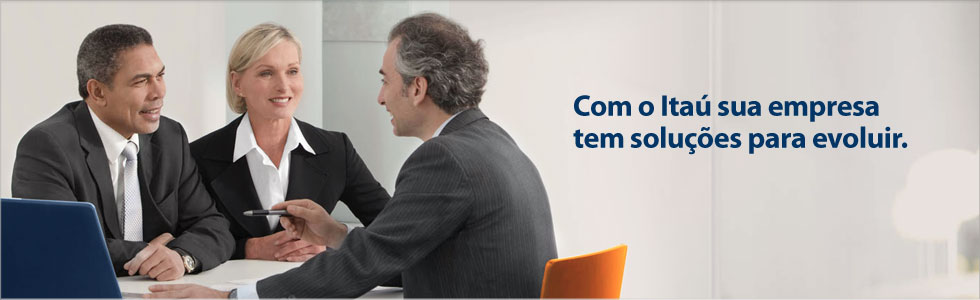 Fotografia de três pessoas conversando em volta de uma mesa com a frase Com o Itaú sua empresa tem soluções para evoluir.