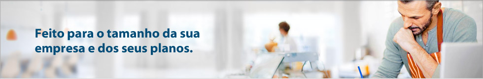 Fotografia de um homem vestido um avental listrado laranja e branco escrevendo em uma mesa. Ao lado a frase Feito para o tamanho da sua empresa e dos seus planos.
