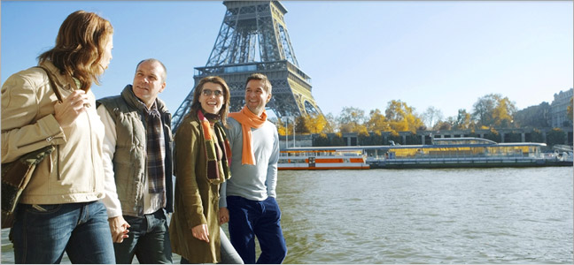 nichos-turismo1 Fotografia de dois casais de amigos passeando as margens do Rio Sena em Paris.