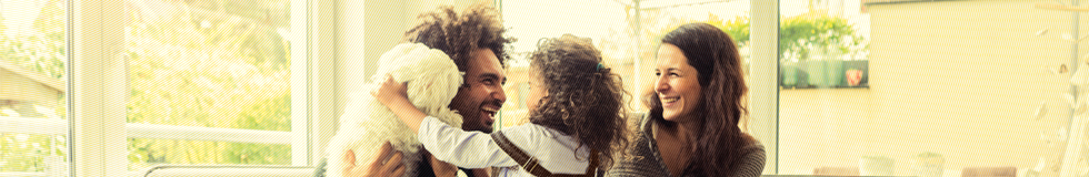 Pai, mãe e filha felizes e tranquilos porque contam com a proteção dos seguros Personnalité.